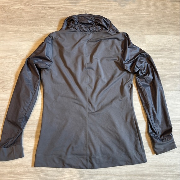 Under Armour Women’s Grey Fitted Lux Track Jacket with Full Zip - M - Picture 2 of 5